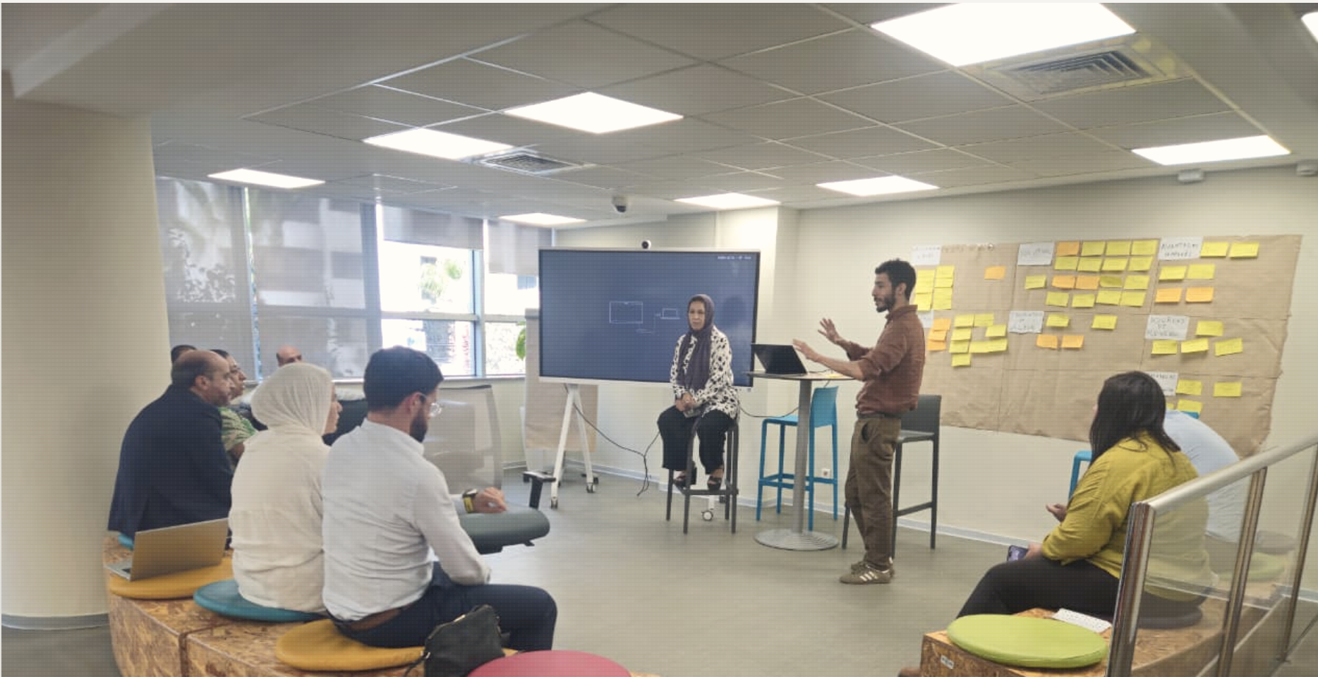 Badr Benali animant un atelier de conception centrée sur l'humain à Casablanca